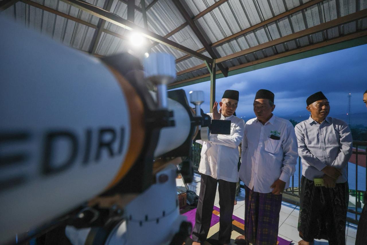 Tim Kemenag Kabupaten Kediri melakukan pemantauan hilal.