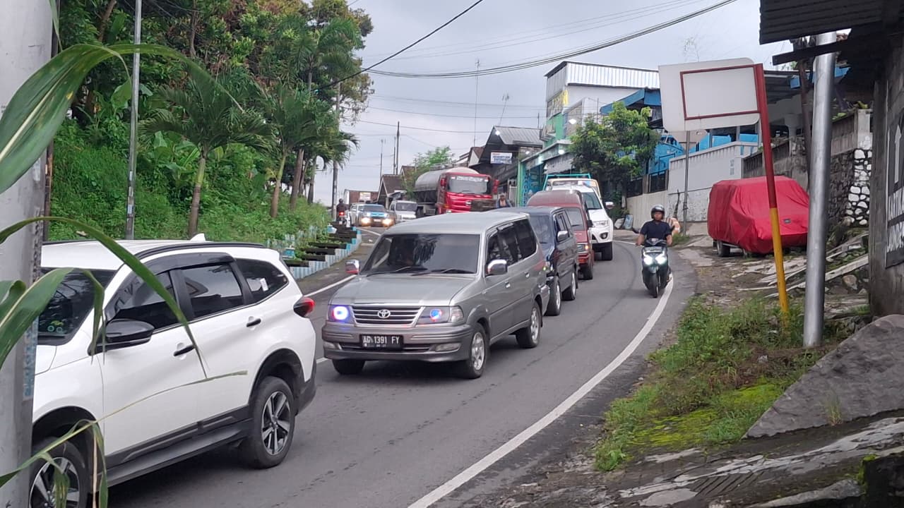 Jalur Kandangan Kediri mengular panjang.