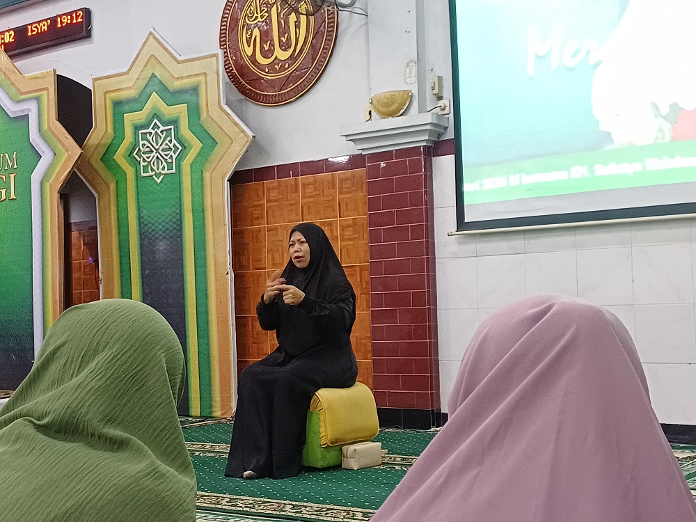 Juru Bahasa Isyarat dari Rumah Quran Sahabat Tuli (RQST) Kediri saat menerjemahkan kajian yang berlangsung di Masjid Baiturrahmah, Kelurahan Semampir, Minggu (8/2)