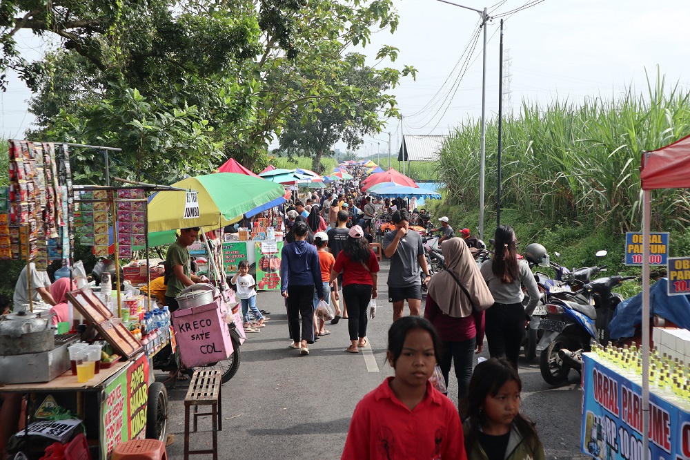 PADAT MERAYAP: Suasana CFD JLS Rempi Pesantren yang selalu ramai pengunjung setiap Minggu pagi. 
