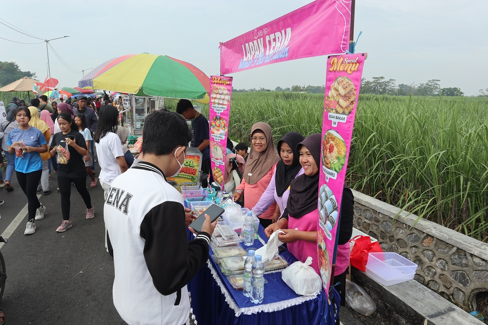 EKONOMI BERGERAK: Aktivitas CFD JLS Rempi Pesantren setiap Minggu pagi berdampak pada ekonomi warga sekitar yang menggeliat.