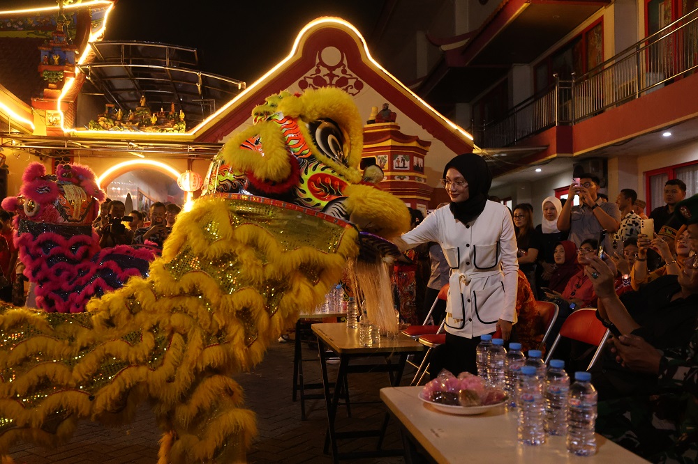 TERKESIMA: Wali Kota Kediri Vinanda Prameswati memberikan angpao kepada pemain barongsai yang tampil memukau dalam perayaan Imlek di Kelenteng Tjoe Hwie Kiong, Senin (16/2) malam.