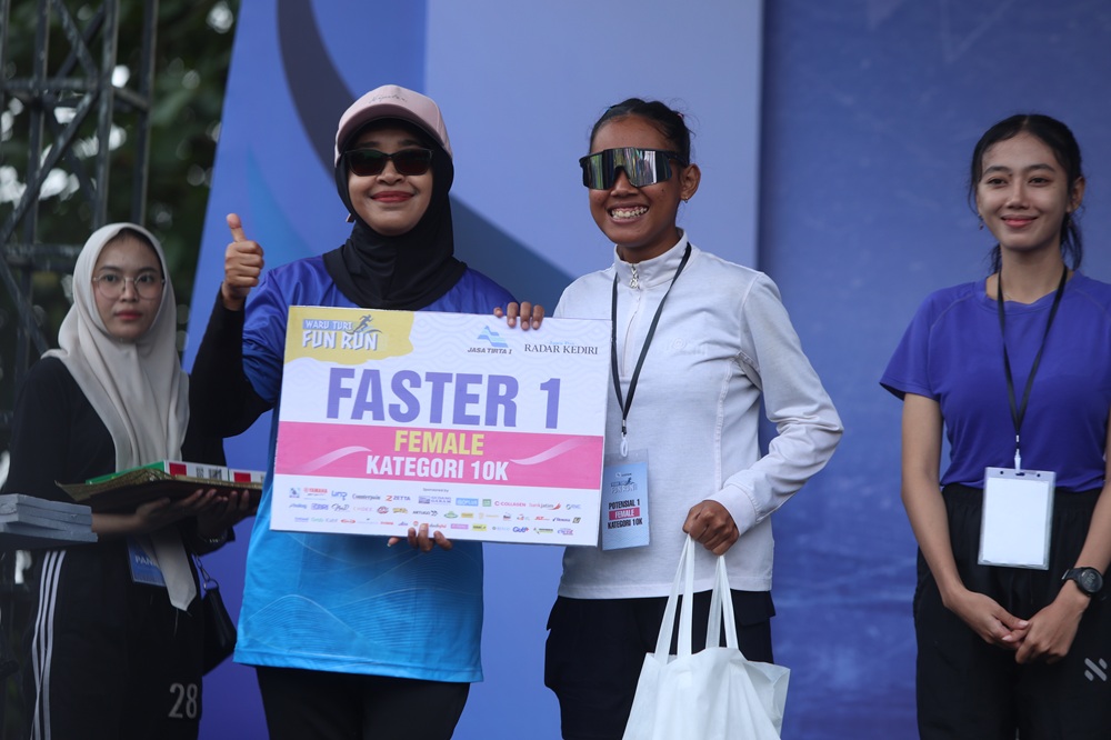 Atha, menerima plakat faster kelompok 10K dari perwakilan PJT.
