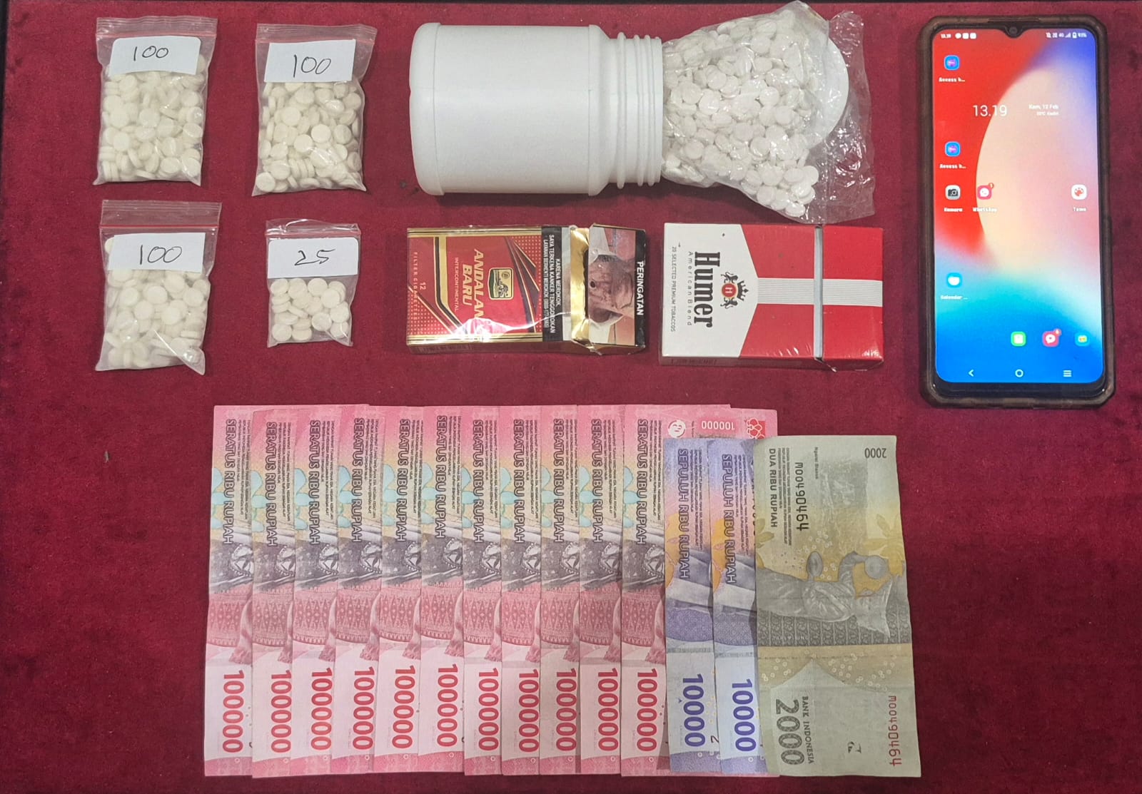 Barang bukti yang telah dimankan oleh Satresnarkoba Polres Kediri Kota.
