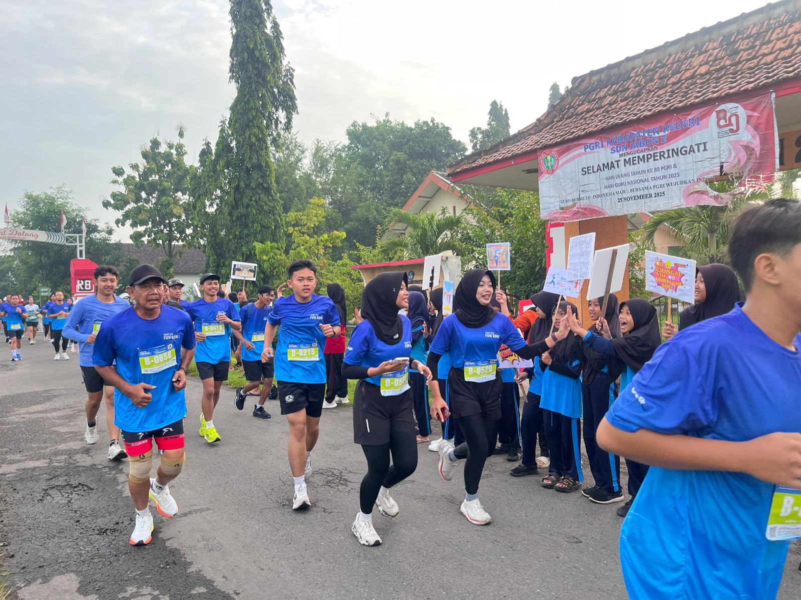 Siswa SD Jabon 2 Berikan Semangat Kepada Para Runners.