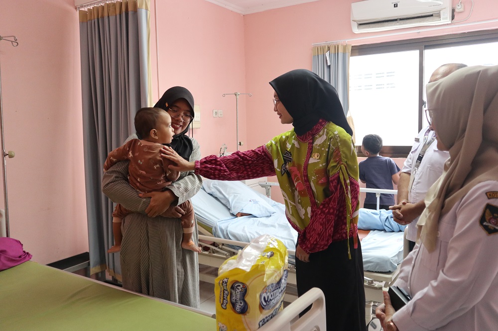 Wali Kota Kediri Vinanda Prameswati menyapa pasien di RSUD Kilisuci, Rabu (18/2).