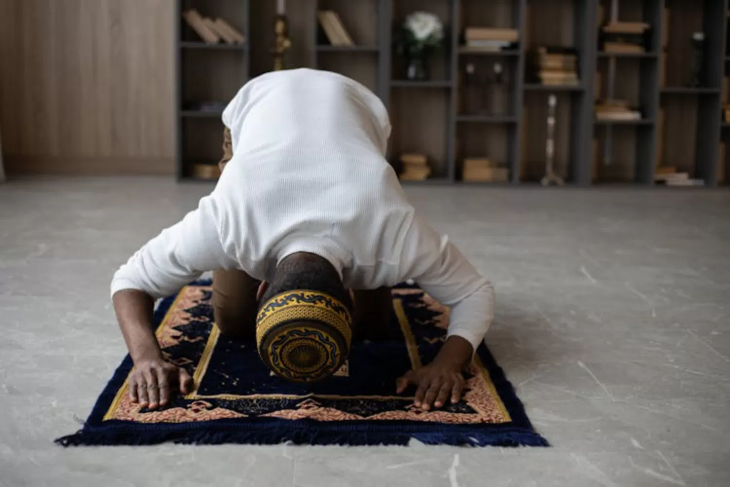 Ilustrasi orang sholat sendiri