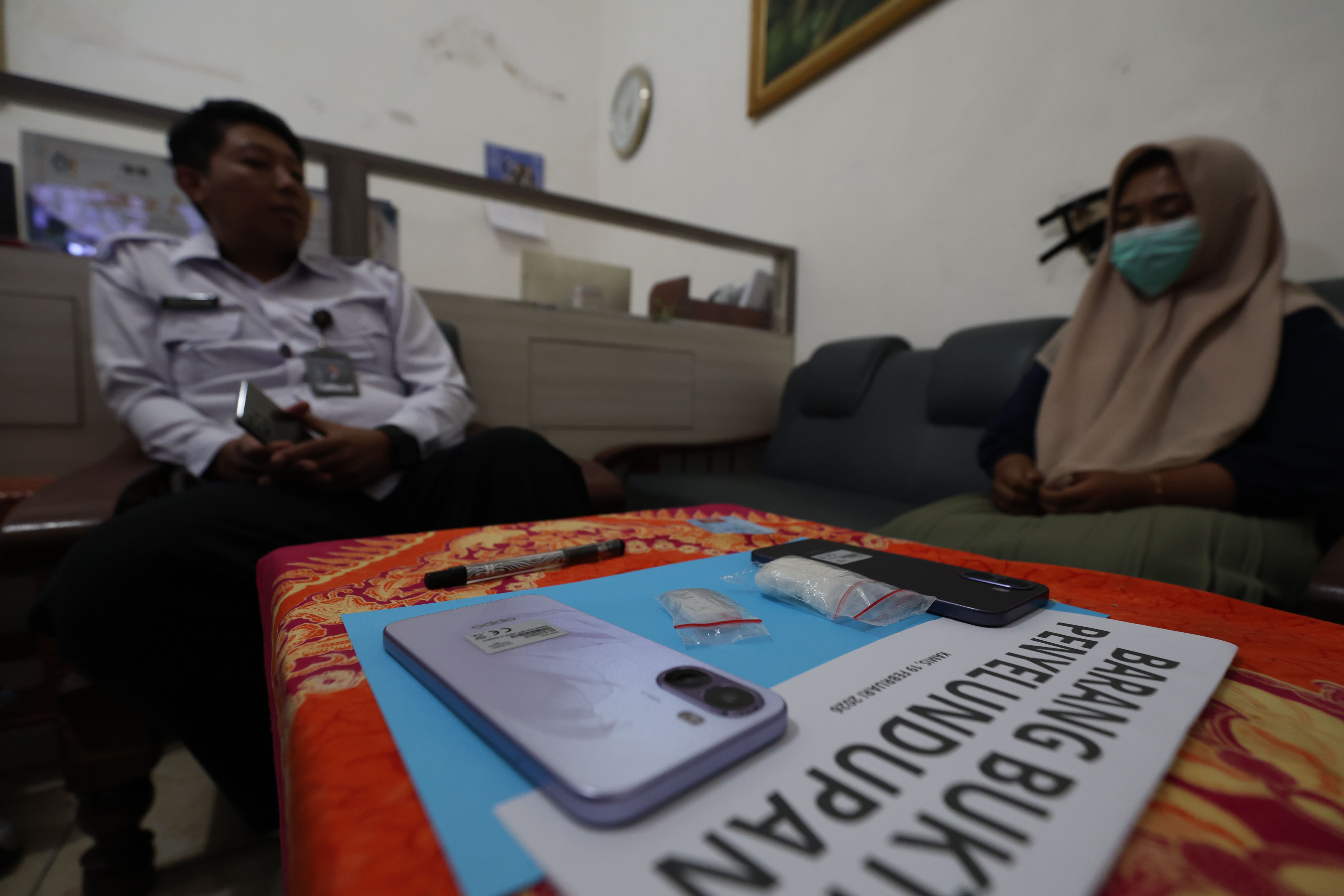Kalapas Kelas II A Kediri Solichin menginterogasi terduga pelaku Sft penyelundupan sabu-sabu.