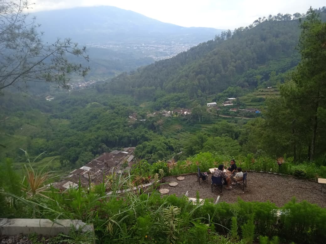 Panorama Gunung Arjuno dan Panderman yang terlihat jelas dari area camping ground Batu Sunrise Camp saat cuaca cerah.