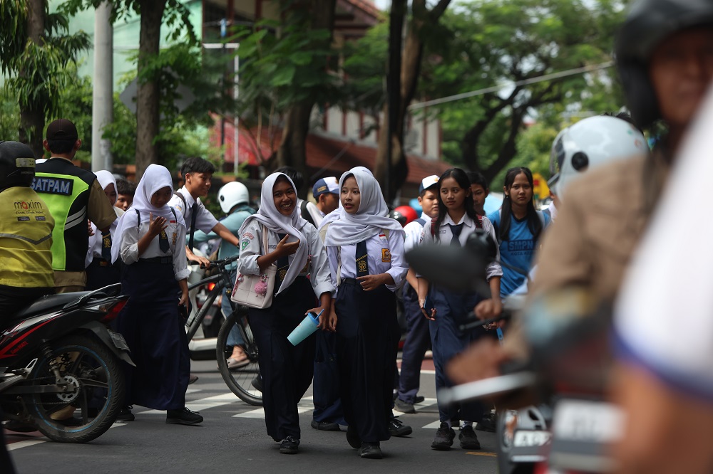 DISKON PUASA: Ilustrasi siswa SMPN 8 Kediri saat pulang sekolah. Selama puasa, jam pelajaran dikorting.