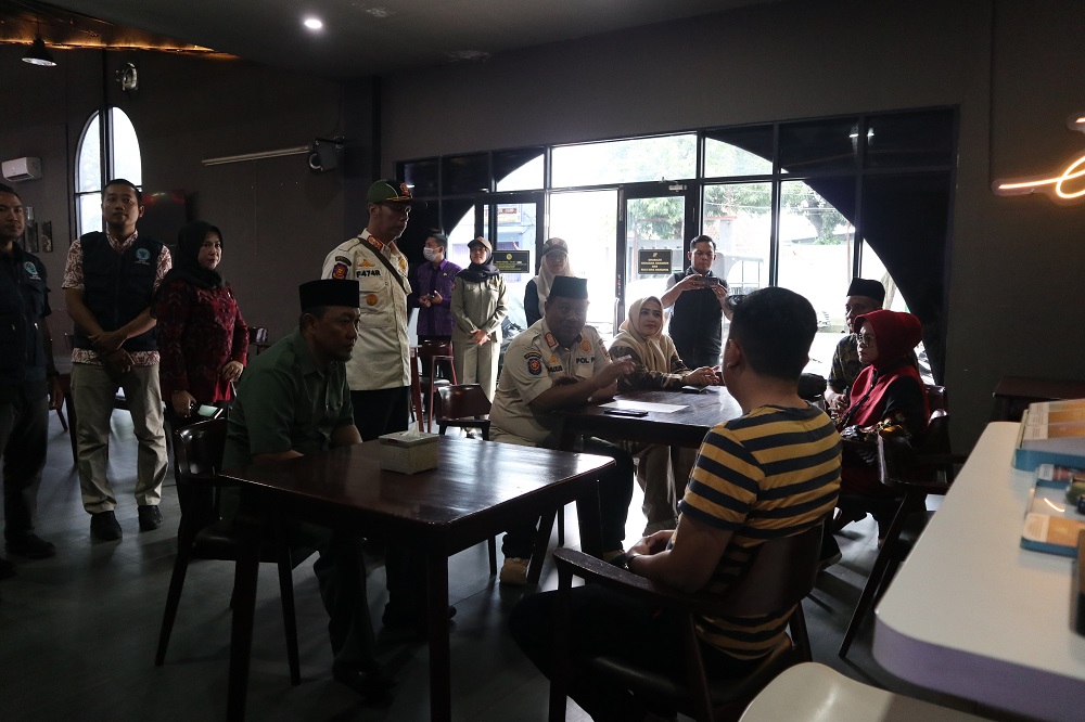 Ketua Komisi A DPRD Kota Kediri (duduk, kemeja hijau), Kepala Satpol PP Kota Kediri Paulus Luhur Budi (tengah) saat mengunjungi salah satu tempat billiard di Kota Kediri dalam sidak, Kamis (19/2).