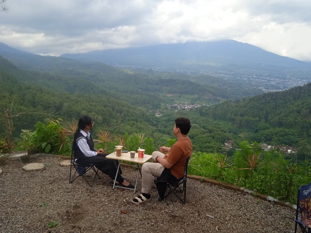 Panorama Gunung Arjuno dan Panderman yang terlihat jelas.