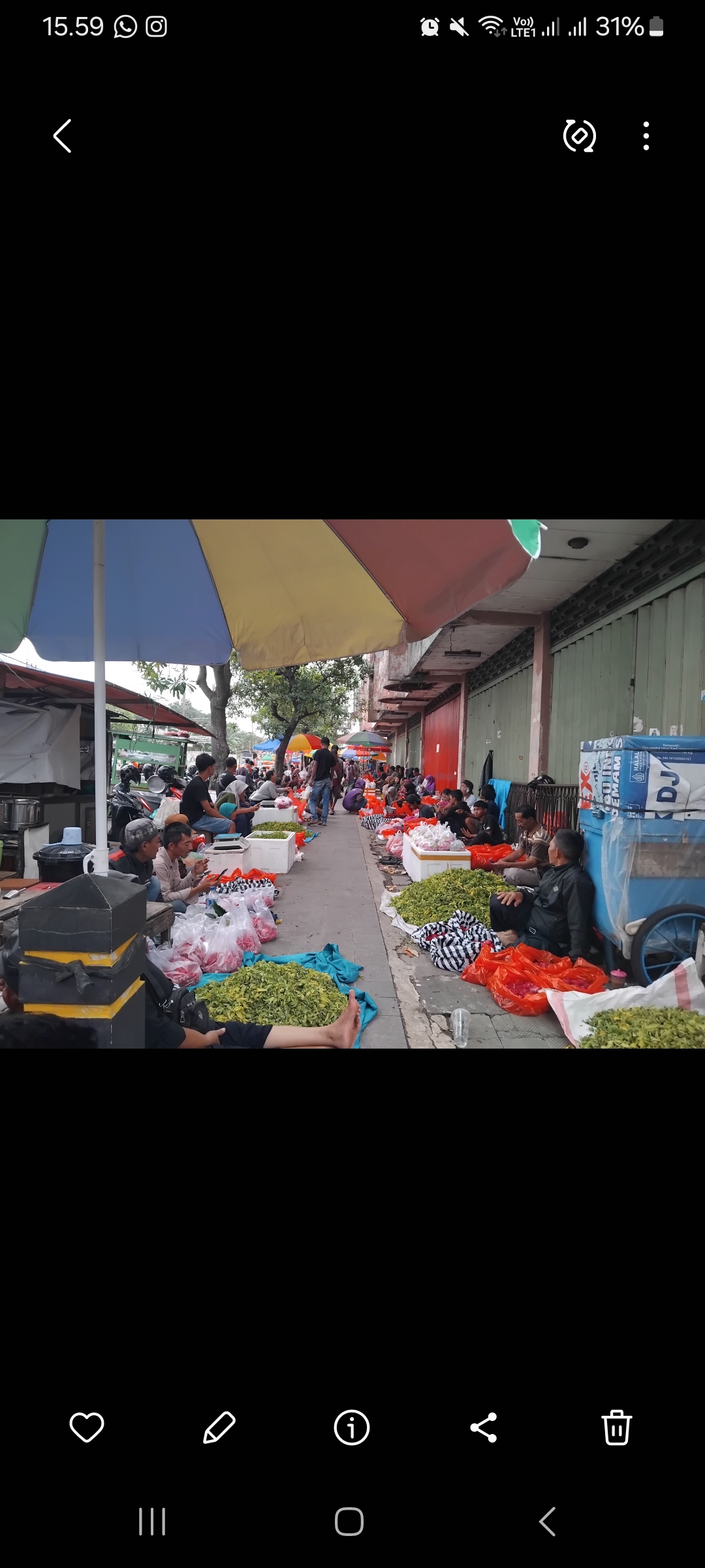Pedagang bunga tabur di depan Pasar Setono Betek (Diana Yunita Sari)