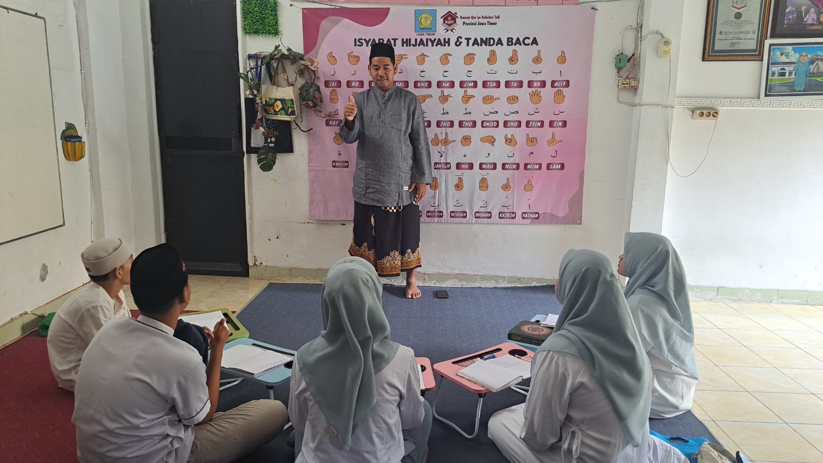 Ketua Rumah Quran Sahabat Tuli (RQST) Kediri Mochammad Irvan Mahendra saat mengajar isyarat hijaiyah di Kantor DPC Gerkatin Kota Kediri. Pembelajaran Al Quran bahasa isyarat rutin digelar di sana.