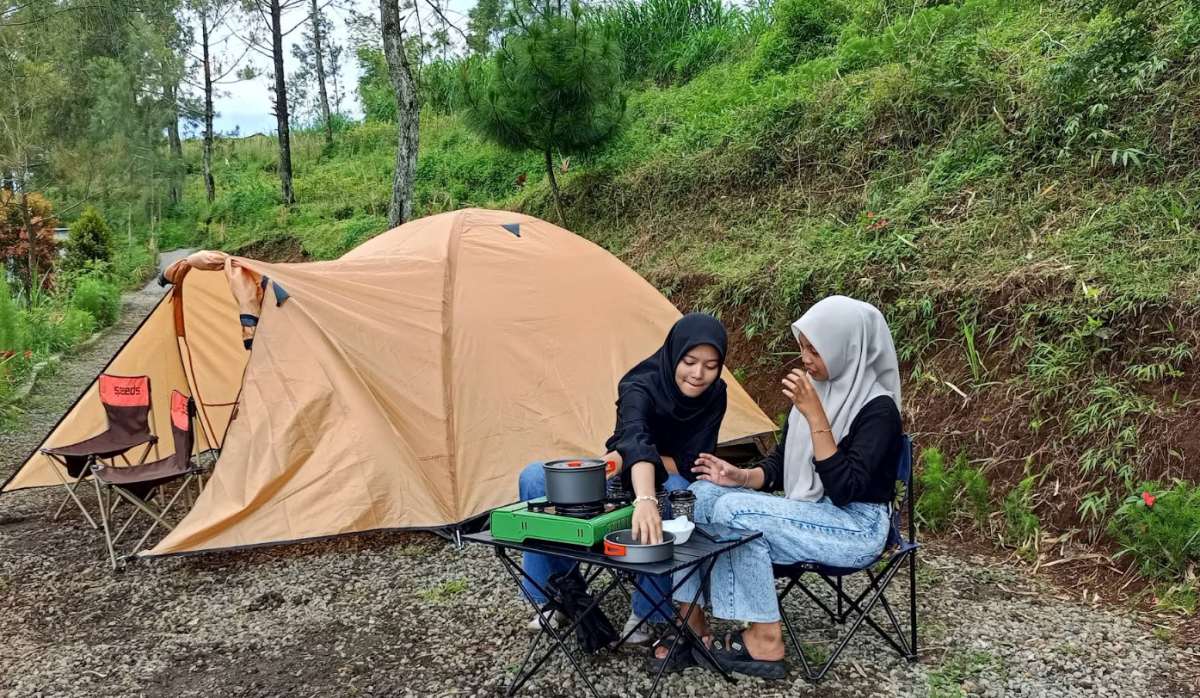 Suasana camping yang tenang dan sejuk di tengah hutan pinus Batu Sunrise Camp, cocok untuk lokasi healing. (hasil tangkapan layar maps Batu Sunrise Camp)