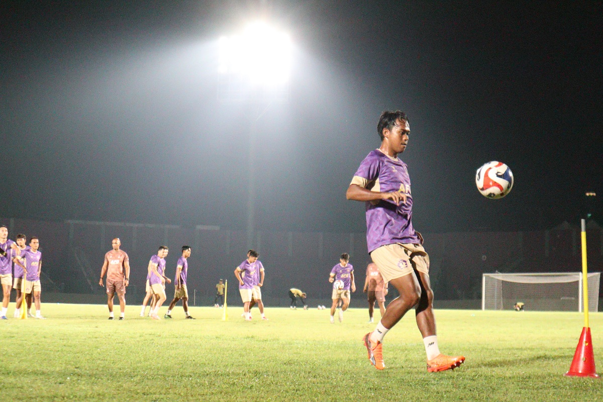FOKUS: Moch Supriadi dalam sesi official training (OT) Persik Kediri pada Kamis (19/2) di Stadion Brawijaya, Kota Kediri.
