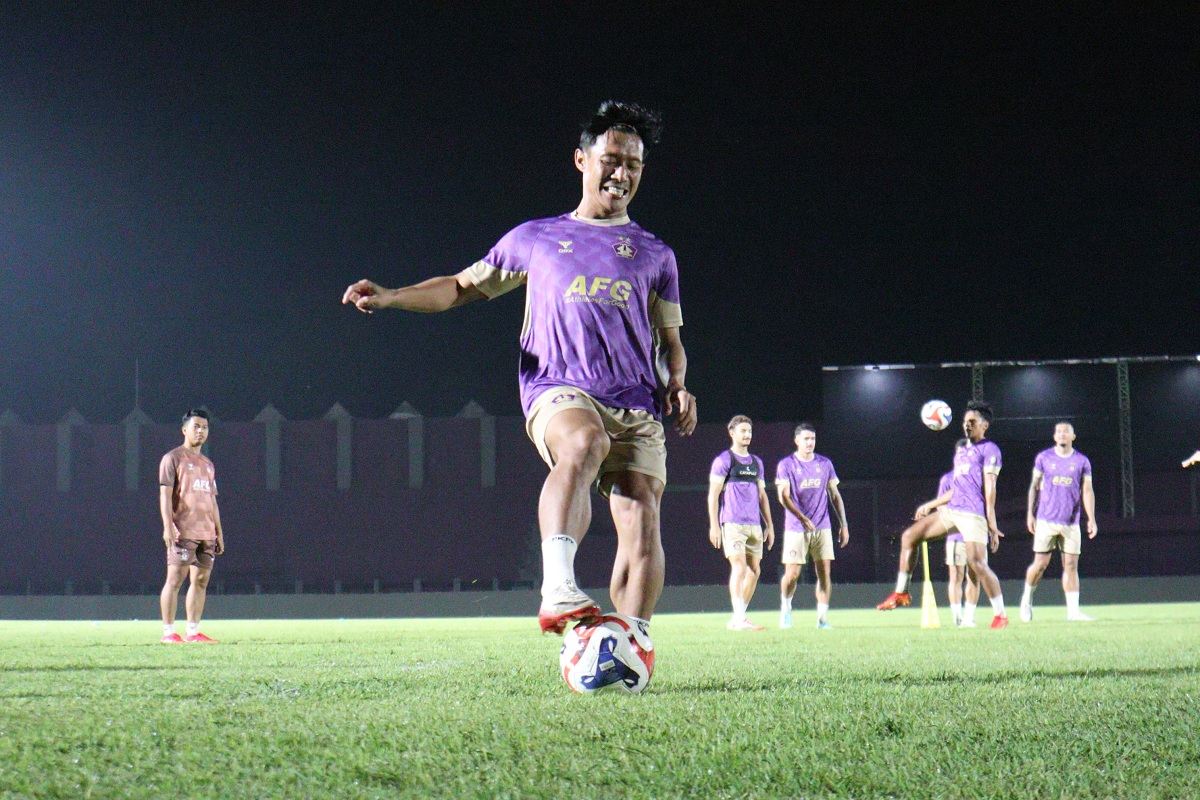 Pemain Persik Kediri Henhen Herdiana.