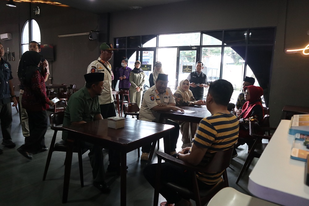 Ilustrasi DPRD Kota Kediri bersama Satpol PP Kota Kediri dan BNN Kota Kediri saat melaksanakan sidak pelaksanaan SE Ramadan, di salah satu rumah billiard, Kamis (19/2).