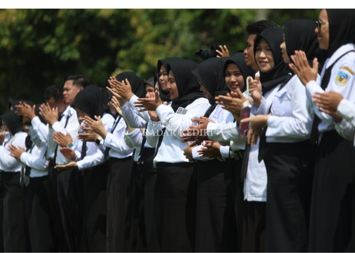 FULL SENYUM: Sejumlah PPPK paruh waktu mengikuti penyerahan SK di lapangan Pemkab Kediri. Mereka dipastikan akan ikut menerima tunjangan hari raya bersama belasan ribu ASN lainnya. (Foto: Wahyu Adji) 