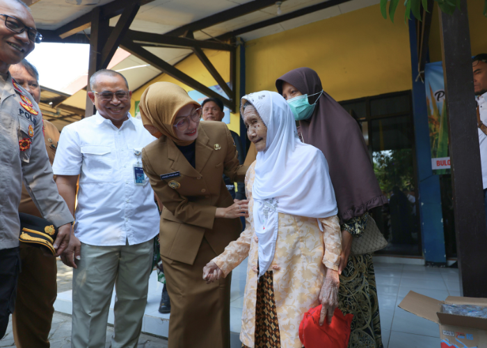 HARUS SEJAHTERA: Mbak Wali menyapa warga Kota Kediri. Selain menggelontor berbagai jenis bantuan sosial, orang nomor satu di Pemkab Kediri ini juga menggratiskan berbagai jenis pelayanan kesehatan.