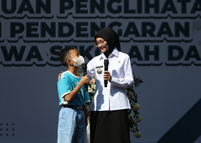 PENDIDIKAN GRATIS: Wali Kota Vinanda Prameswati berbincang dengan salah satu pelajar Kota Kediri yang mengikuti cek kesehatan gratis (CKG). Satu tahun memerintah Kota Kediri, dia menggelontor berbagai