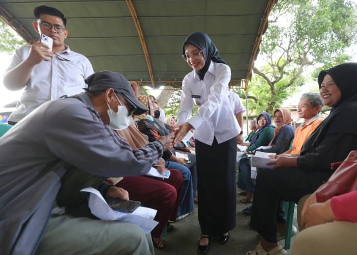 CINTA LANSIA: Mbak Wali menyapa lansia yang bersiap mengakses layanan bantuan sosial. Di pemerintahannya, lansia mendapat berbagai jenis program agar mereka berdaya di usia senja