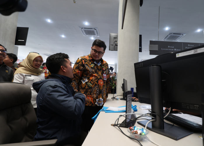 SOLID: Bupati Hanindhito Himawan Pramana dan Wakil Bupati Dewi Mariya Ulfa berbincang dengan pengunjung yang mengakses pelayanan perizinan di Mal Pelayanan Publik. Ada belasan ribu warga yang mengurus