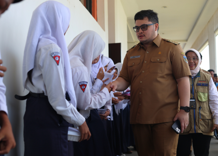 JADI PRIORITAS: Mas Dhito menyapa para siswa SMP di Kabupaten Kediri. Tahun ini dia menggelontor beasiswa Rp 30 miliar untuk memastikan anak-anak leluasa menempuh pendidikan secara gratis.