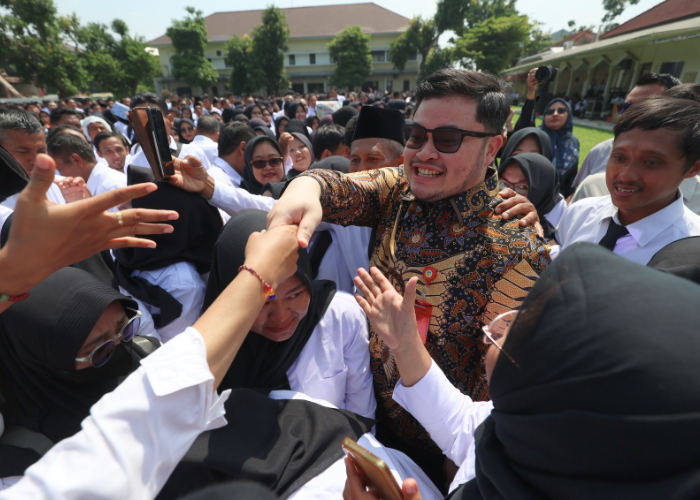 RAMAH: Mas Dhito menyapa para pegawai pemerintah dengan perjanjian kerja (PPPK) usai penyerahan SK. Dia menegaskan menerapkan reward and punishment yang memadai atas kinerja para pegawai.