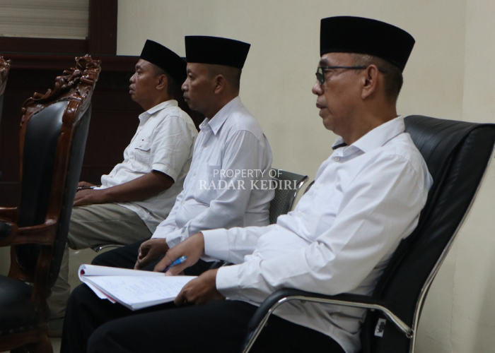 Jamiin Cs jadi pesakitan di PN Tipikor Surabaya. Sebentar lagi Pemkab Kediri akan copot mereka (Foto: Asad)