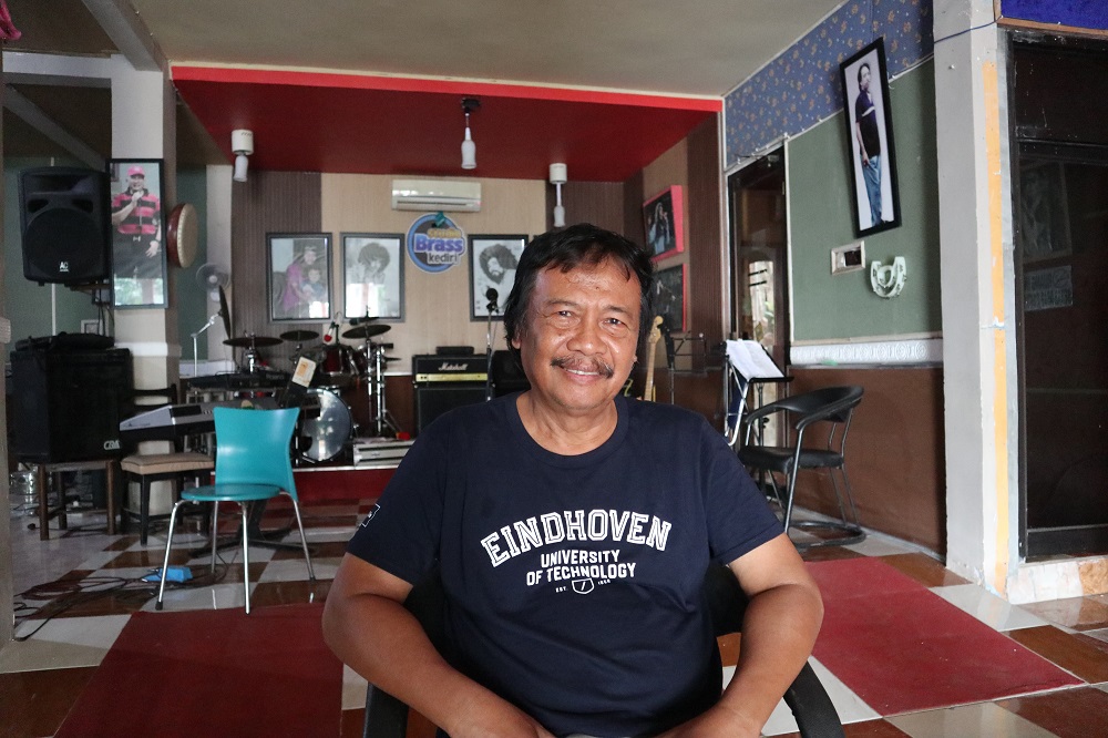 Prof. Dr. Suko Susilo, M.Si saat ditemui di studio miliknya, di Kelurahan/Kecamatan Mojoroto (15/1).