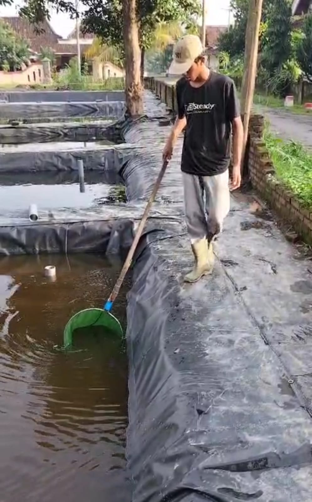 SUKSES: Pembudidaya lele daphnia di Kabupaten Kediri.
