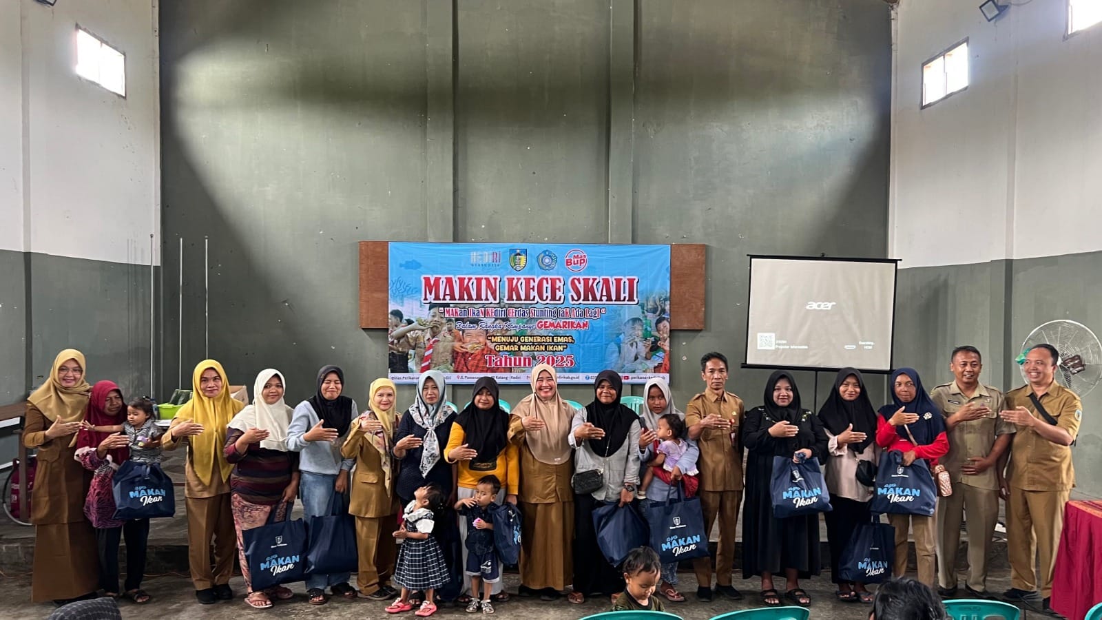 CEGAH STUNTING: Penerima bantuan paket olahan ikan.