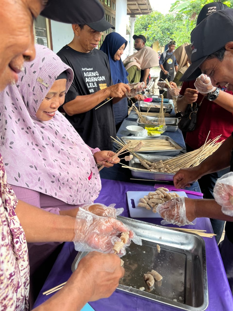 PENGGERAK EKONOMI: Pelaku usaha mengolah ikan lele yang siap dikonsumsi. 