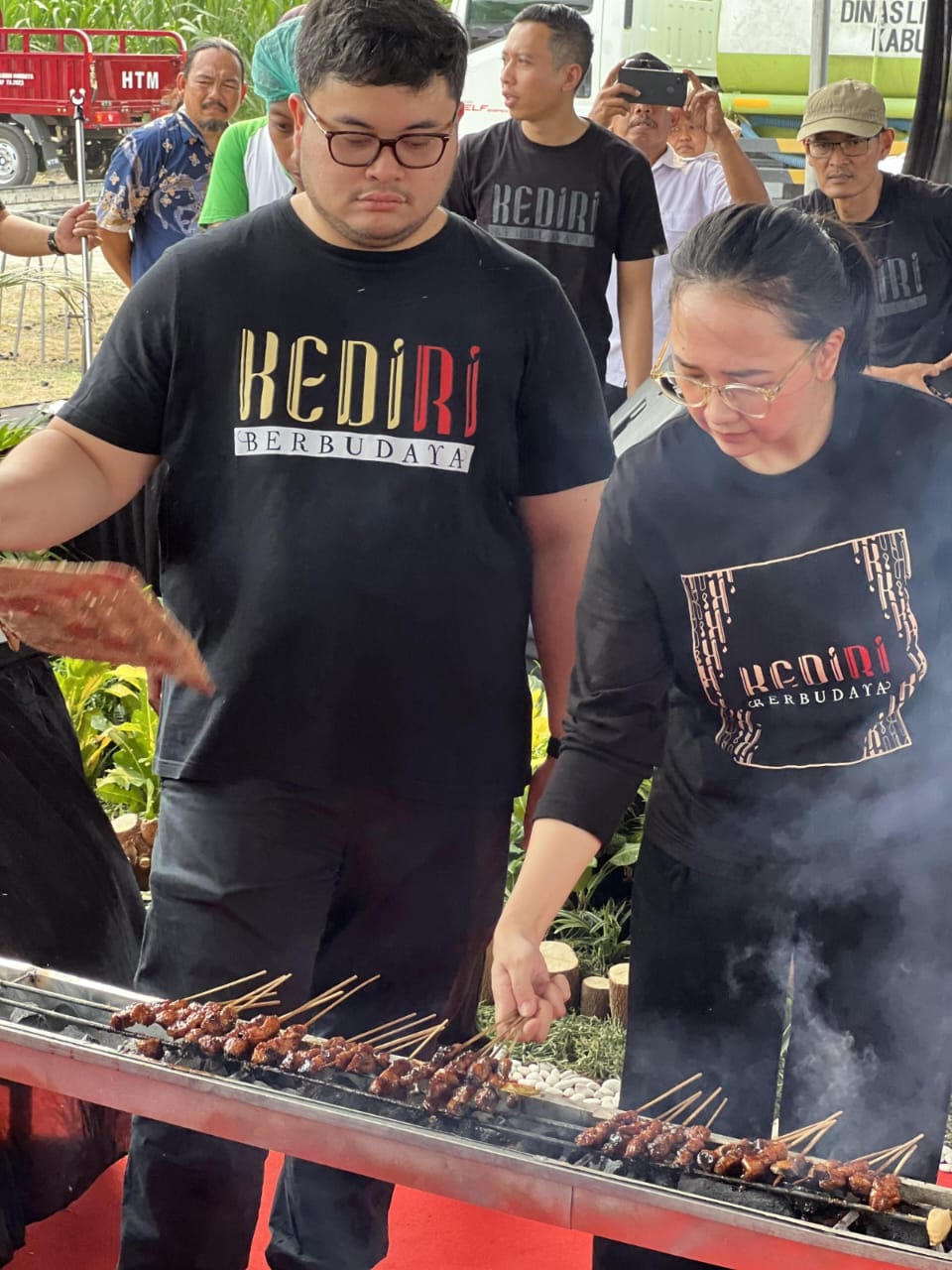 INOVATIF: Bupati Dhito bersama istri membakar olahan sate lele.