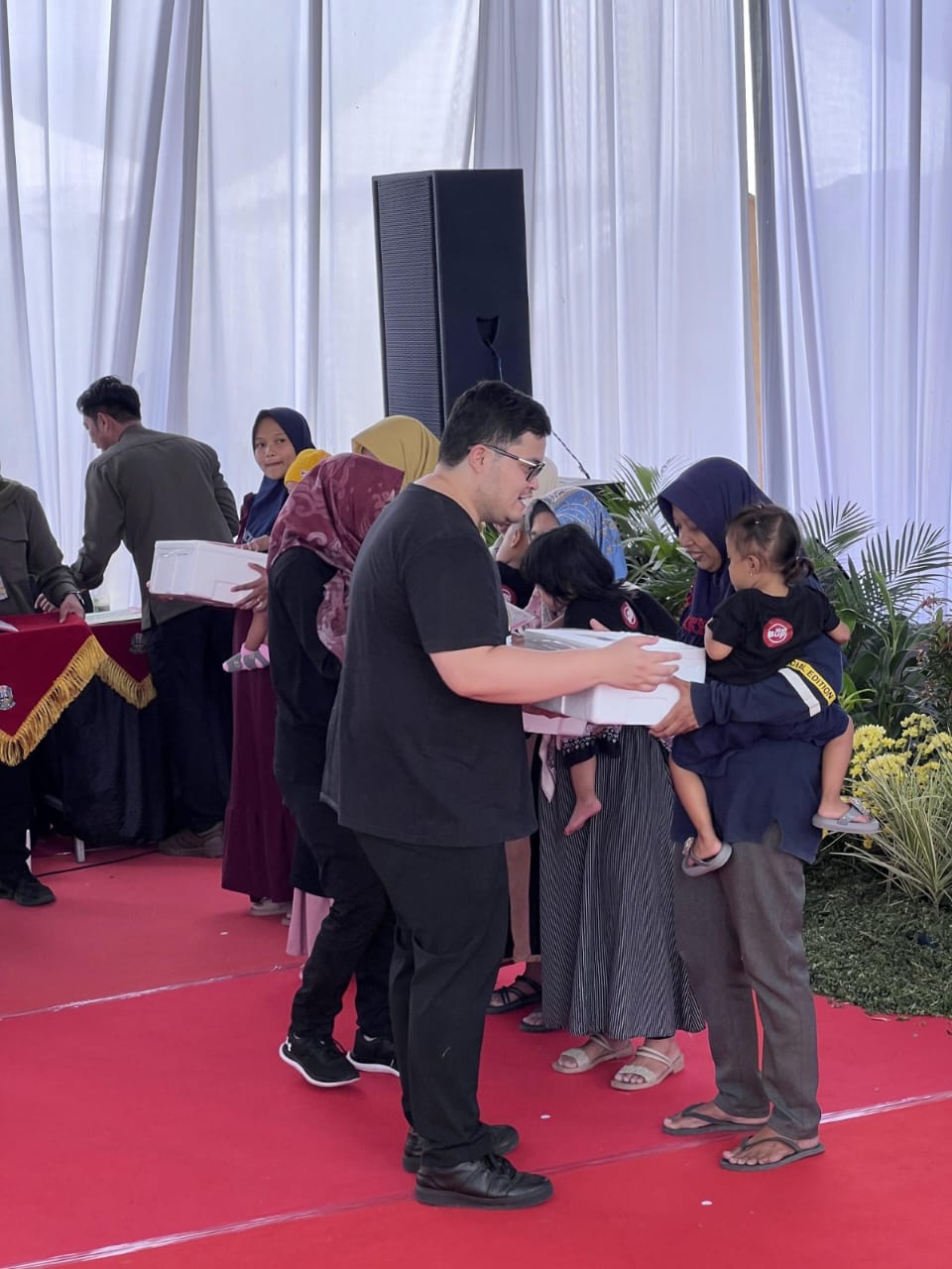 CEGAH STUNTING: Mas Bupati menyerahkan paket gemarikan kepada ibu hamil dan balita.