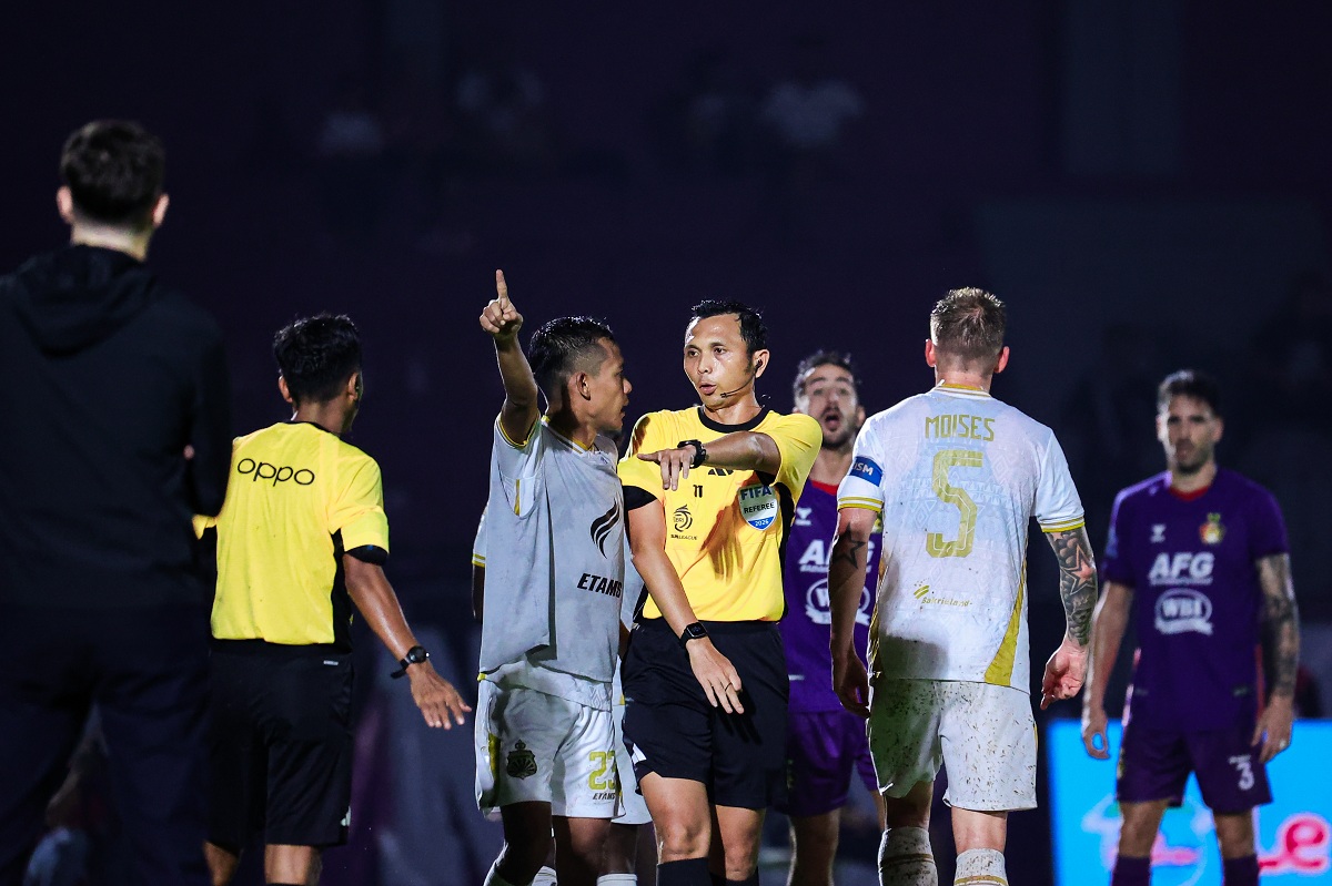 Wasit Yudi Nurcahya saat bertugas memimpin laga Persik Kediri vs Bhayangkara Presisi Lampung FC di Stadion Brawijaya pada Jumat (20/2/2026).
