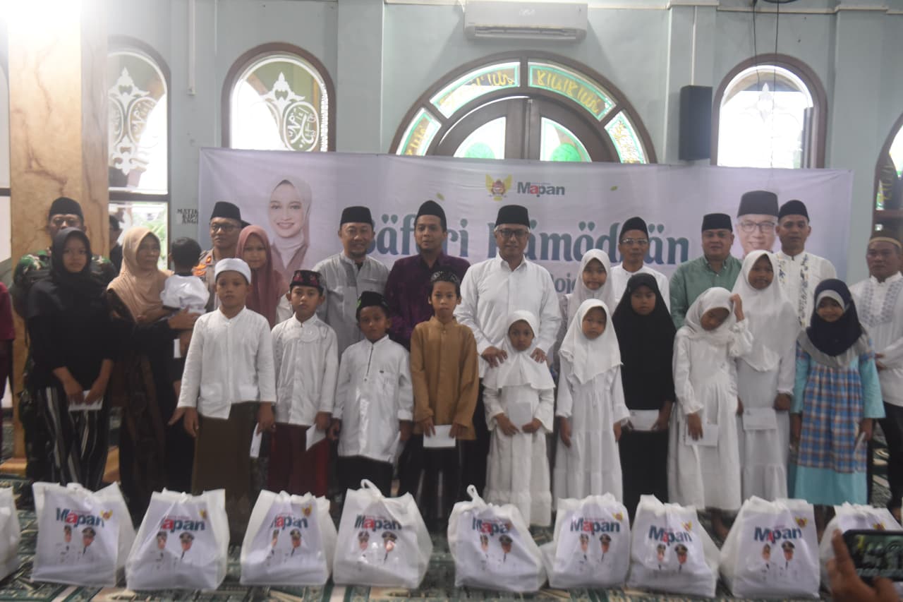   BERBAGI: Wakil Wali Kota Kediri Gus Qowim menyerahkan santunan dari Dinas Sosial dan Baznas Kota Kediri kepada 16 anak yatim di Kecamatan Mojoroto.