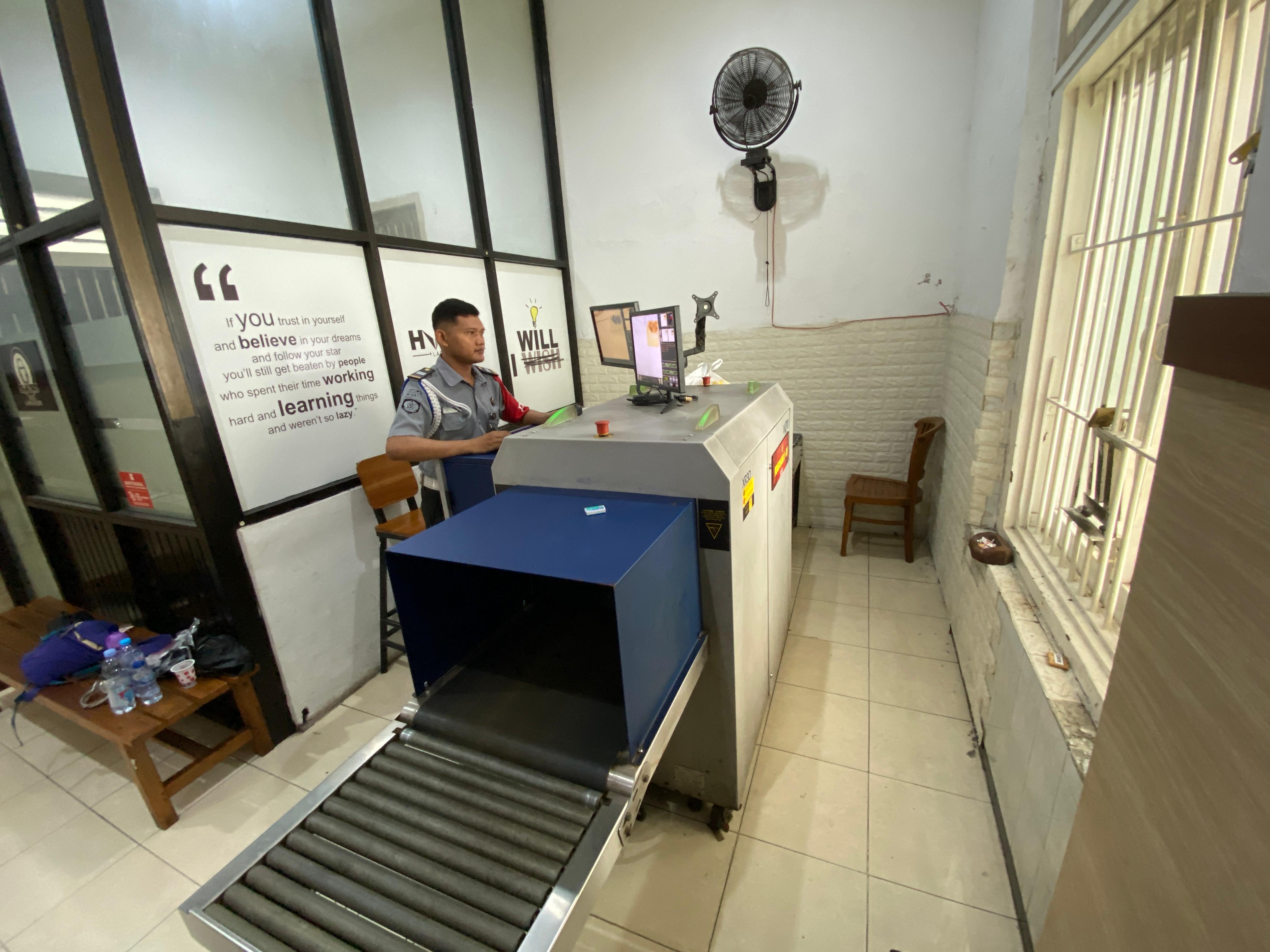 Petugas sedang mengoperasikan X-Ray untuk memeriksa barang bawaan pengunjung Lapas Kelas II A Kediri.