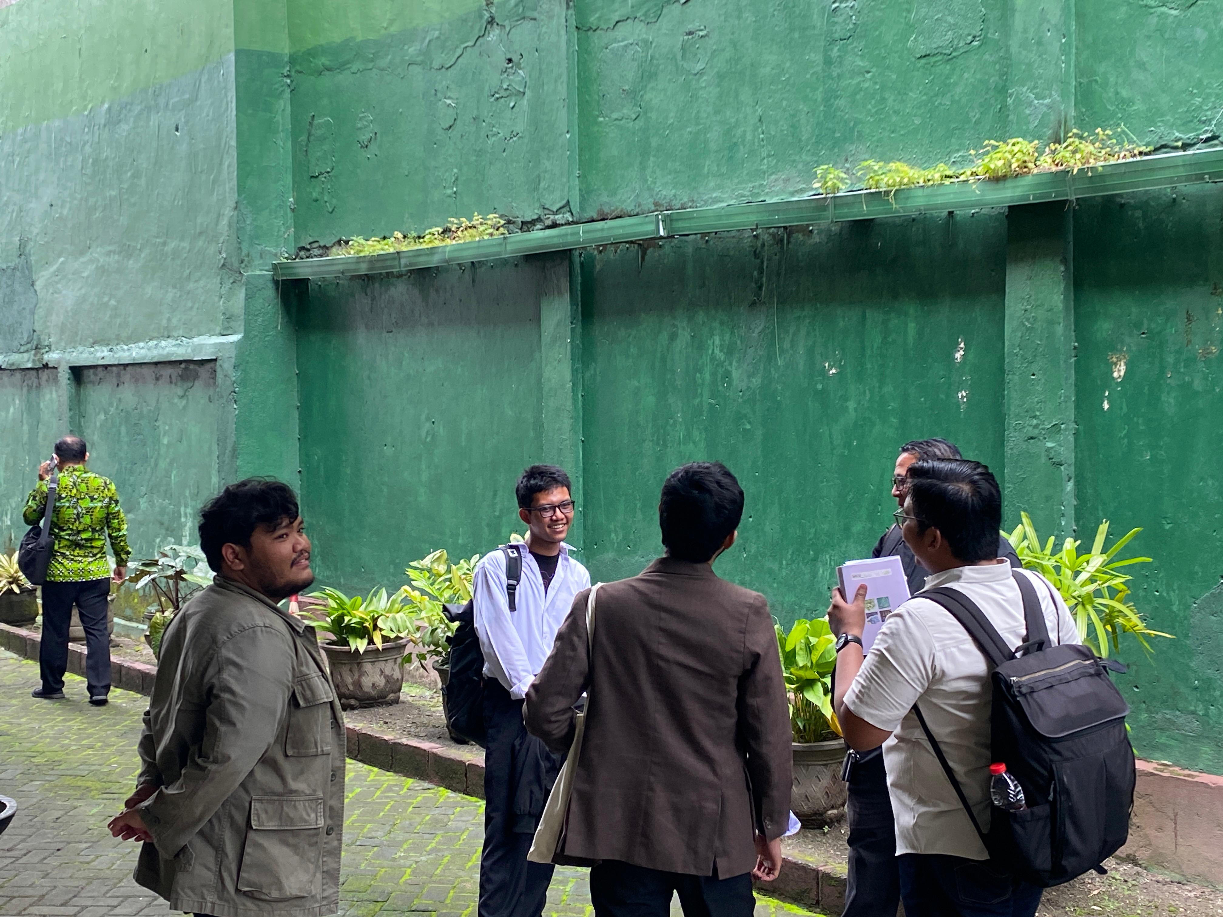 Terdakwa Ahmad Faiz Yusuf sedang berbincang dengan penasihat hukumnya dan teman-temannya.