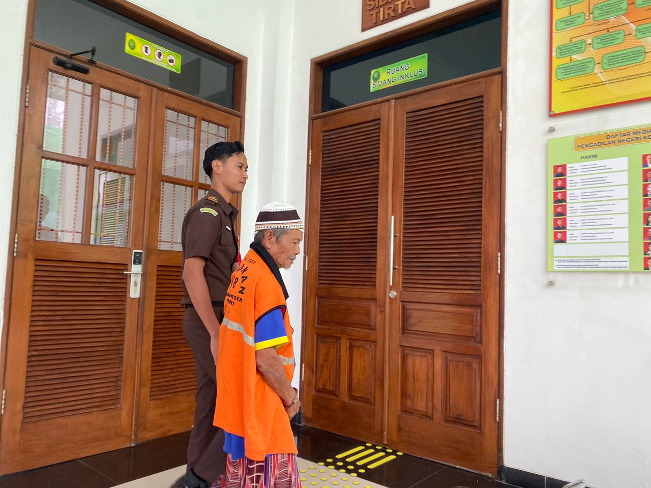 Terdakwa kasus pemerkosaan disabilitas di Kecamatan Pesantren, Kota Kediri digelandang petugas menuju sel tahanan PN Kediri.