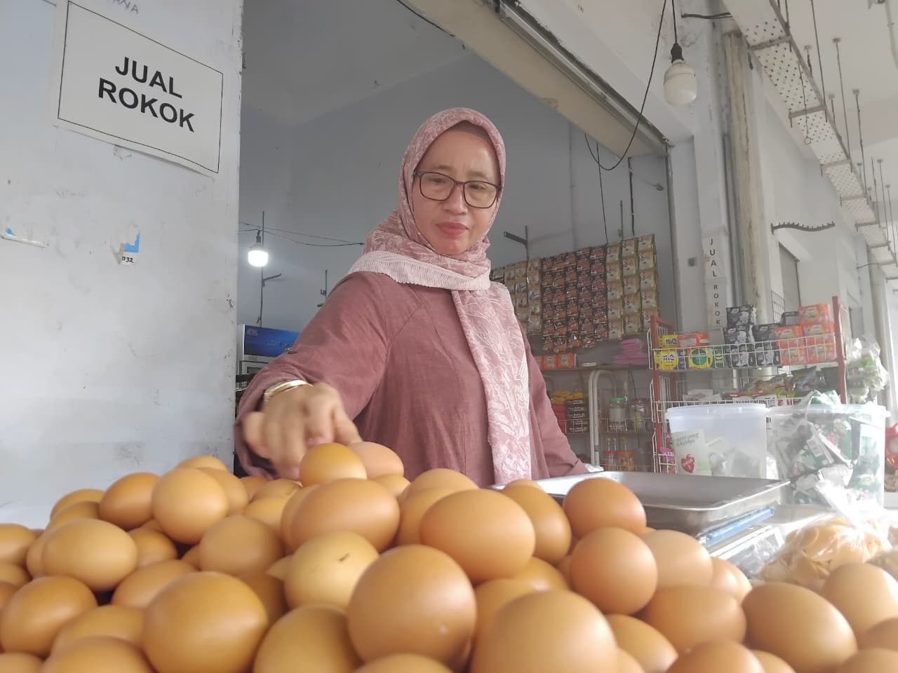 Pedagang di Pasar Setono Betek menimbang telur (Diana Yunita/JPRK)