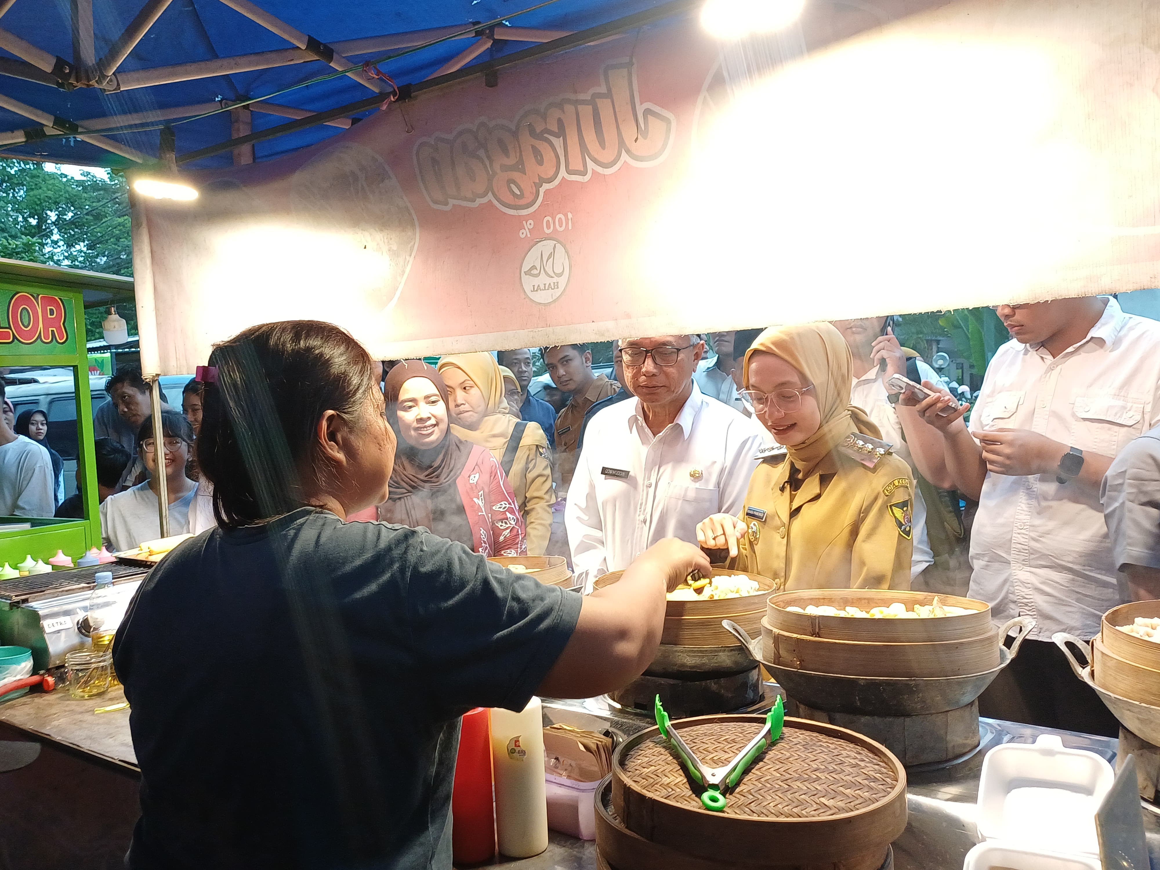 WASPADA: Walikota Vinanda didampingi Walikota Gus Qowim saat melakukan sidak di tempat penjualan takjil. 