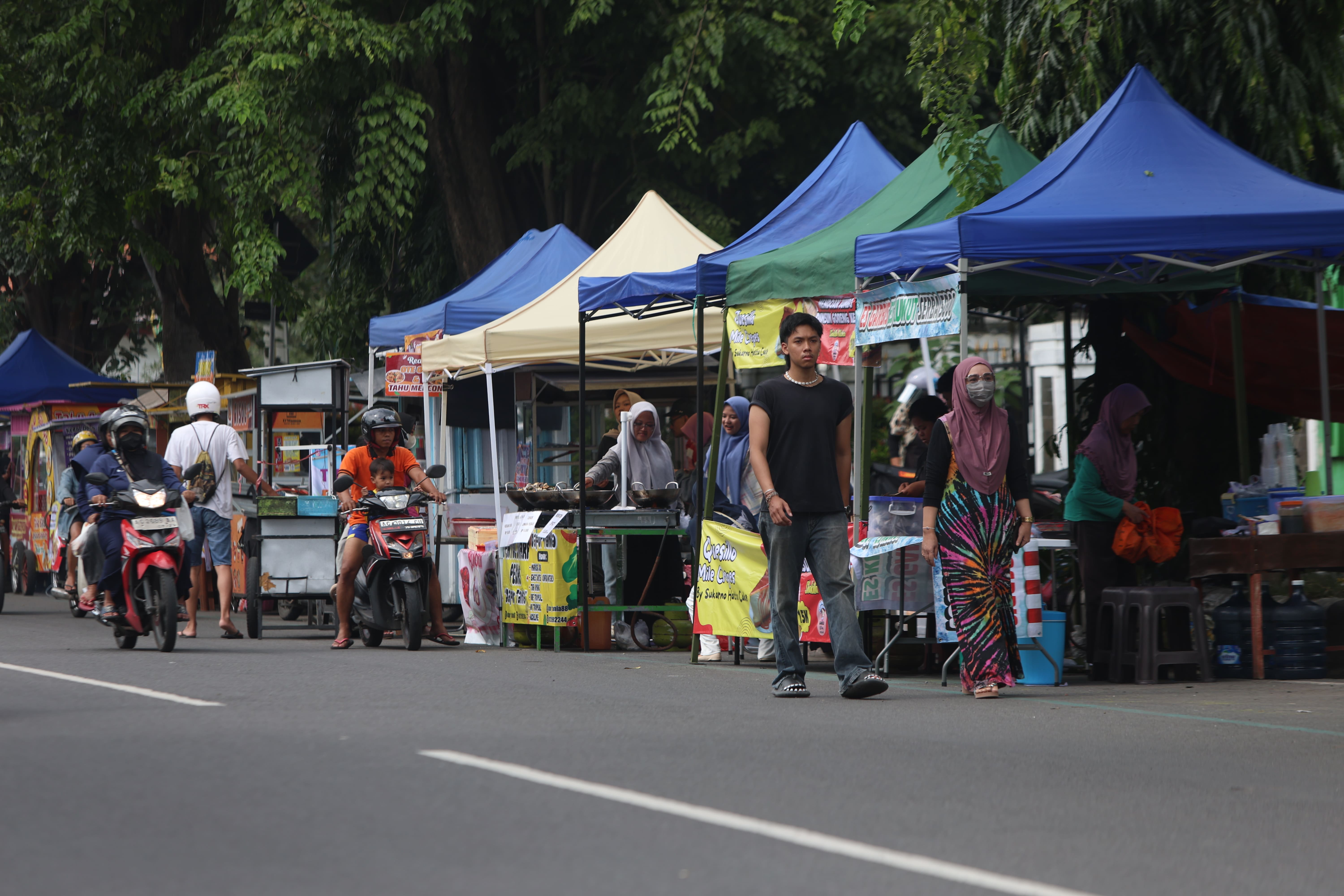 Pedagang kaki lima (PKL) di Jalan Agung Suprapto sedang menata dagangan.