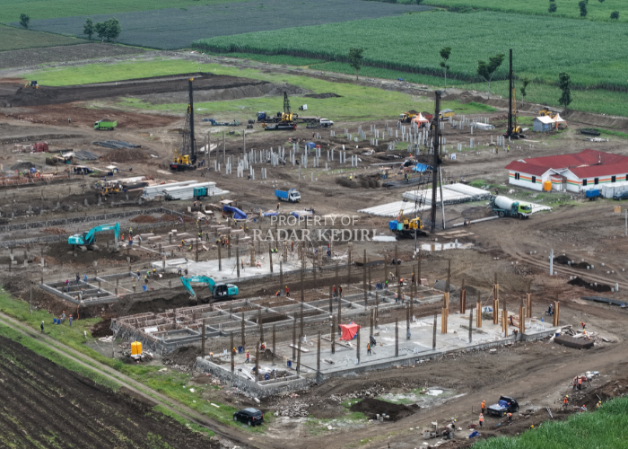 HARUS DIKEBUT: Proyek Sekolah Rakyat dari Pemerintah Pusat di Desa Plosokidul, Plosoklaten difoto dari udara. Proyek yang waktu pengerjaannya tinggal 120 Hari itu baru tahap pengur (Foto:Wahyu Adji)