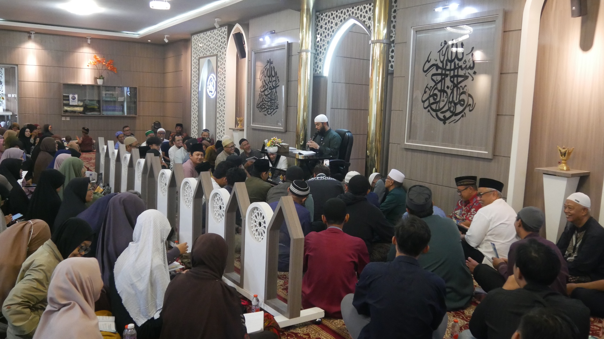 Jemaah sedang mengikuti kajian di Masjid Nur Solikhin, Kecamatan Ngasem, Kota Kediri.