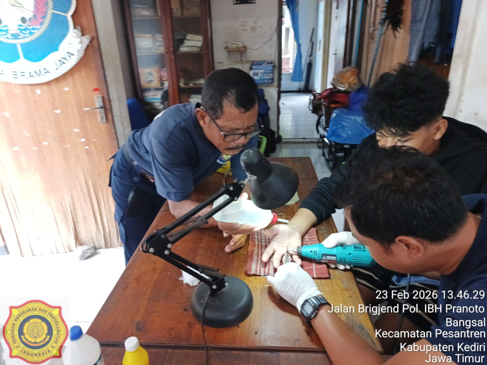 Petugas Damkar Kota Kediri melakukan evakuasi cincin di jari remaja asal Kelurahan Tamanan, Kecamatan Mojoroto. 