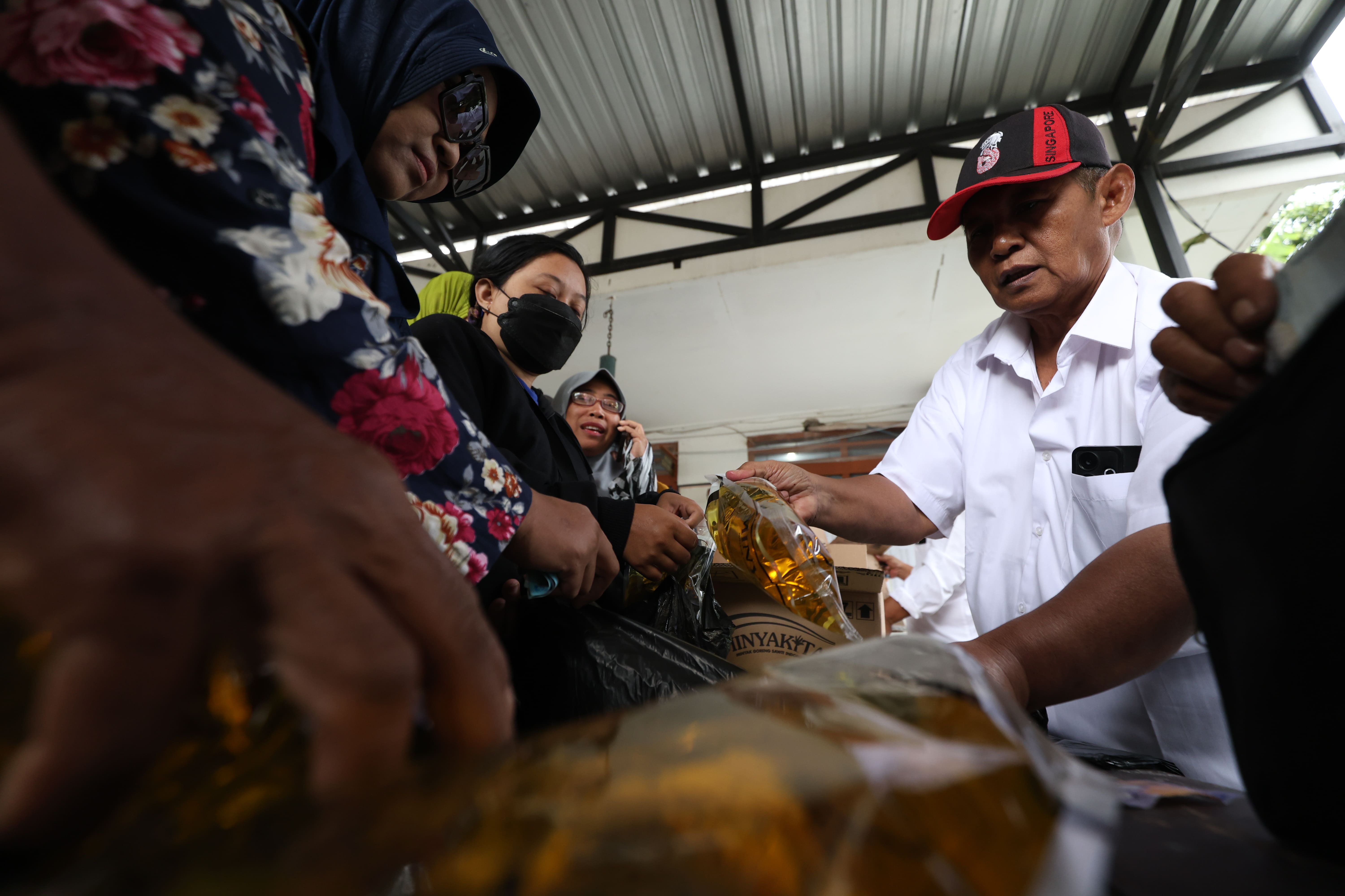 Warga berburu minyakita di gerakan pangan murah (GPM) Kelurahan Tempurejo, Kecamatan Pesantren. 