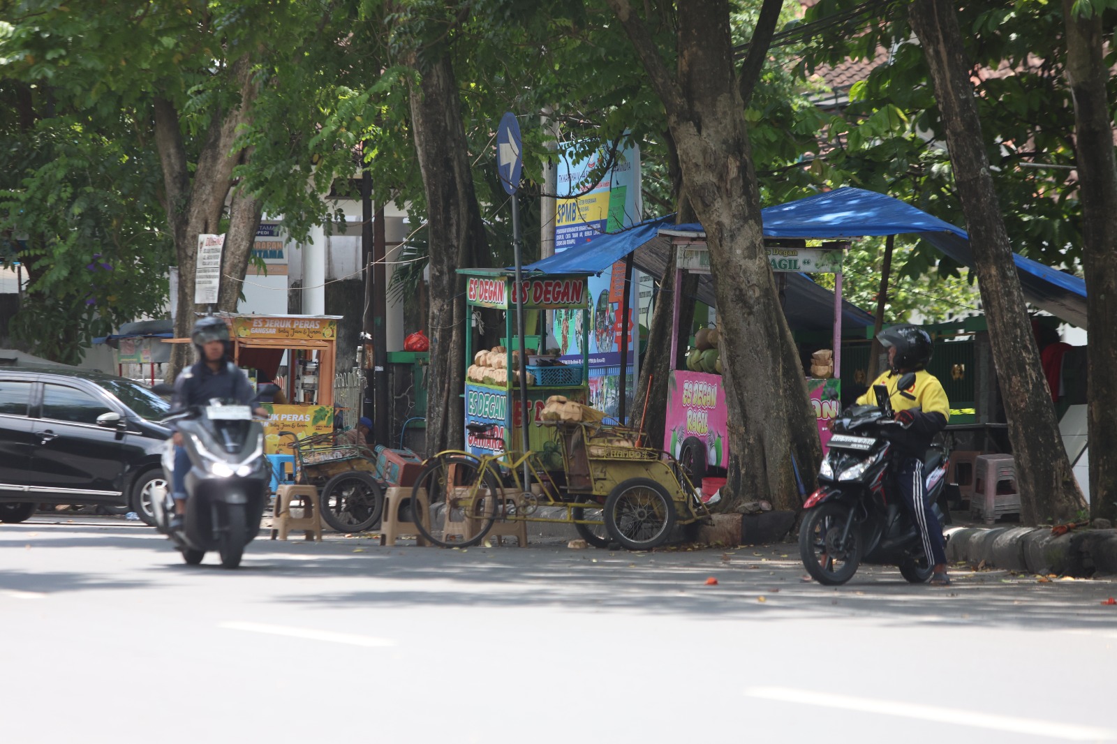 PENERTIBAN: Pengendara motor melintas di Jl Hayam Wuruk. Selain pedagang lama, aktivitas penjualan takjil dilarang digelar di ruas jalan itu selama bulan Ramadan karena menimbulkan kemacetan.  