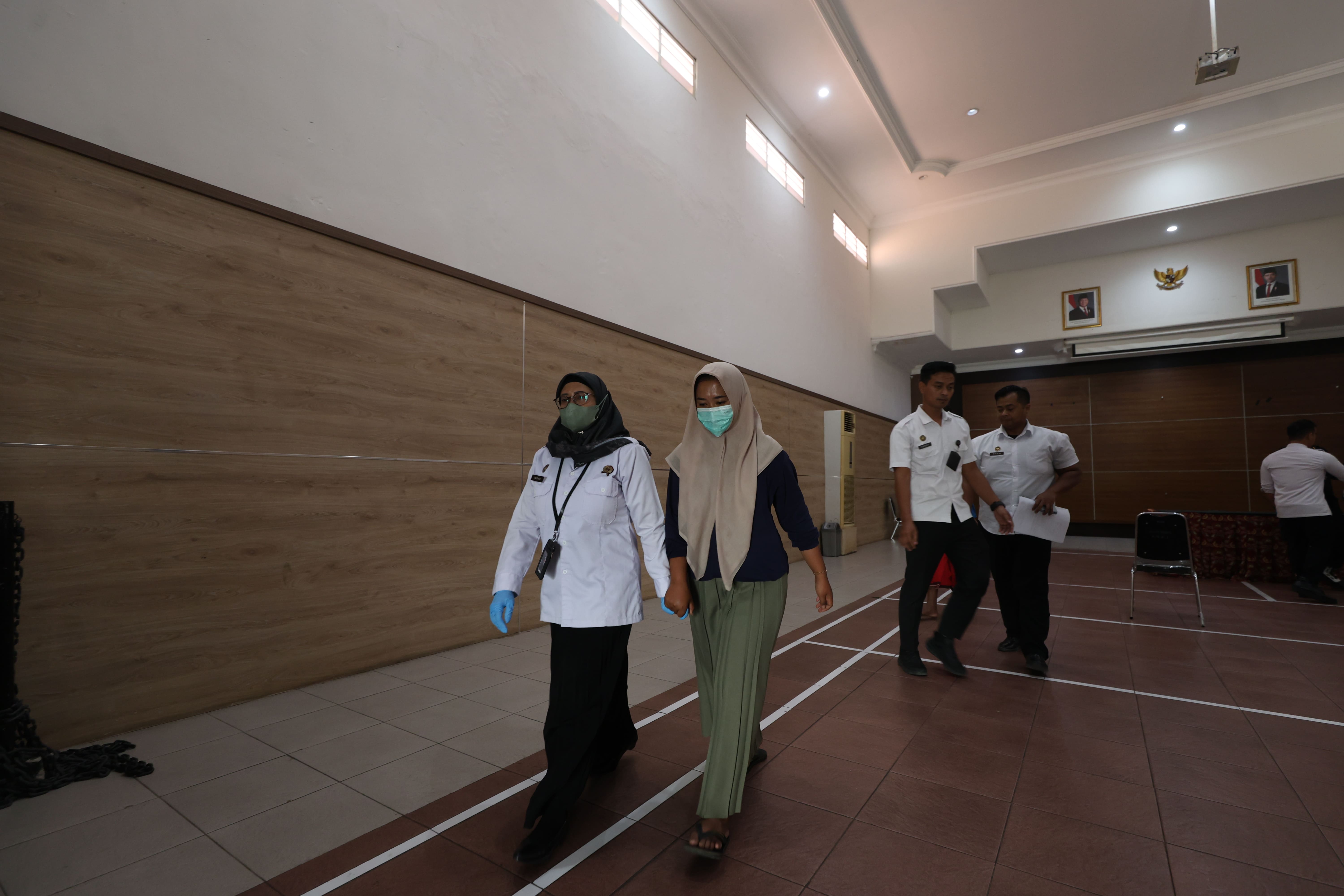 Petugas Lapas Kelas II A Kediri menggelandang Sft, istri napi yang hendak menyelundupkan sabu. 